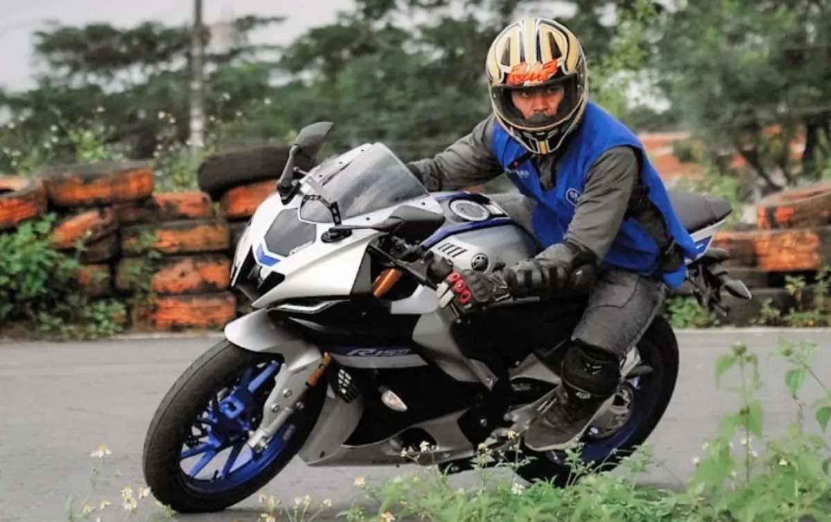 bLU cRU Riding Experience All New R15 Connected