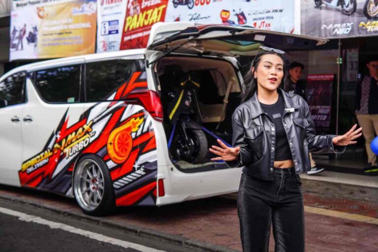 Yamaha Antar NMax Turbo Pakai Mobil Mewah...